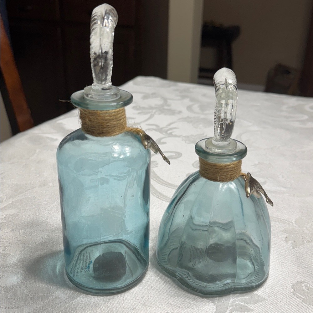 (2) RARE Vtg. (NEW) Sea World dolphin deccanters. - Picture 2 of 9
